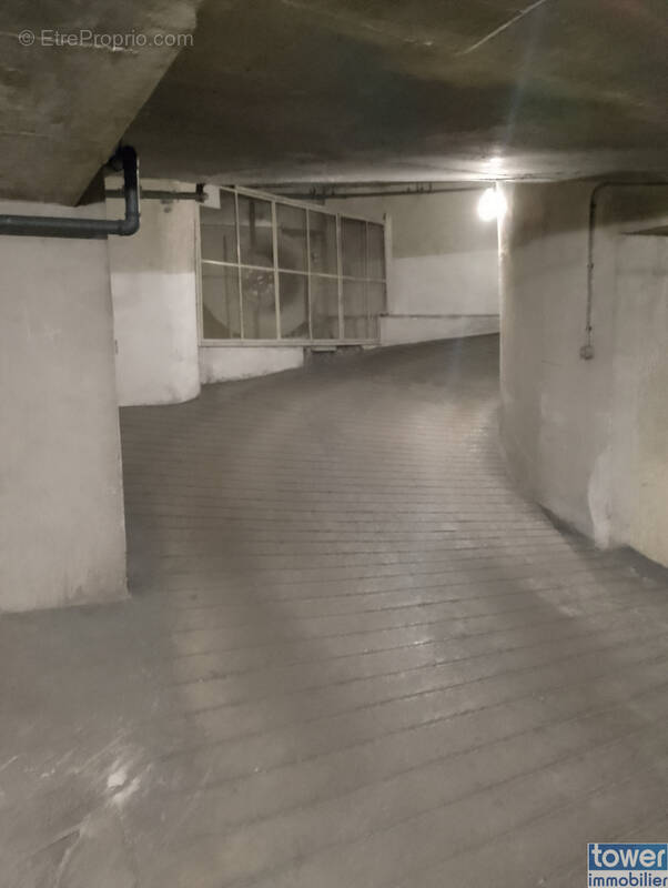 Parking à PARIS-18E
