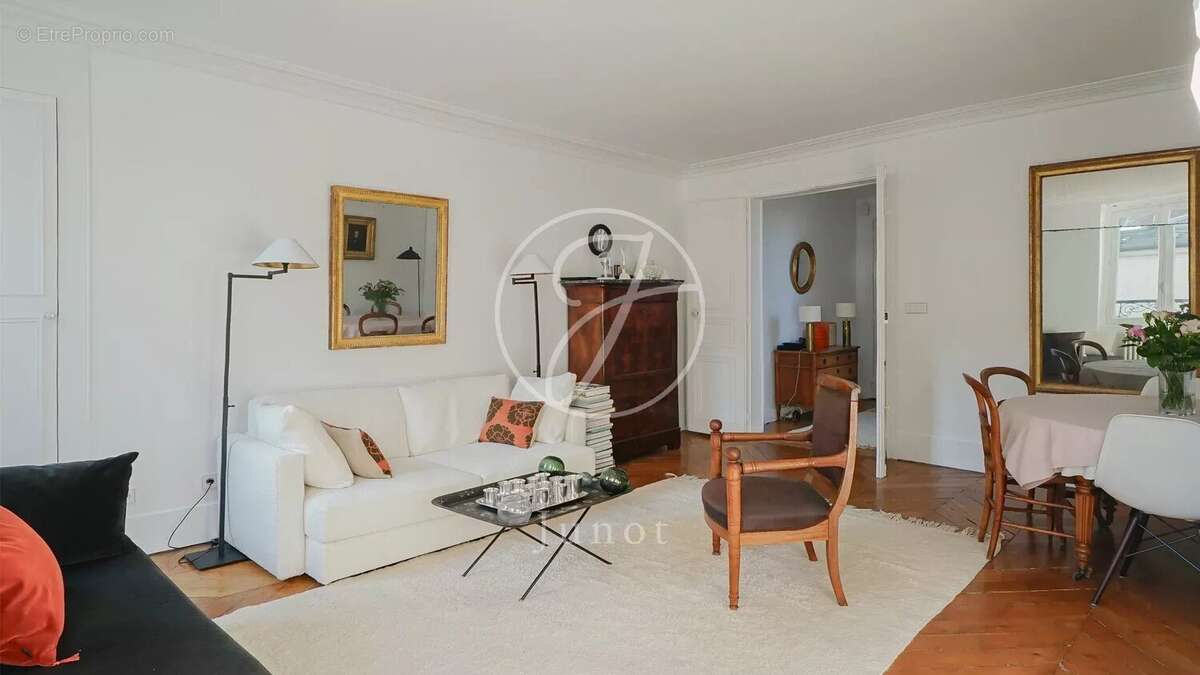 Appartement à PARIS-8E