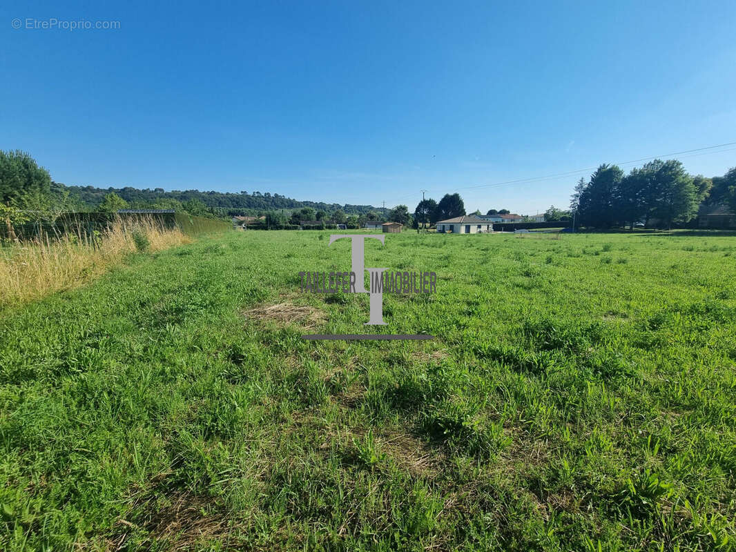 Terrain à SAINT-ASTIER