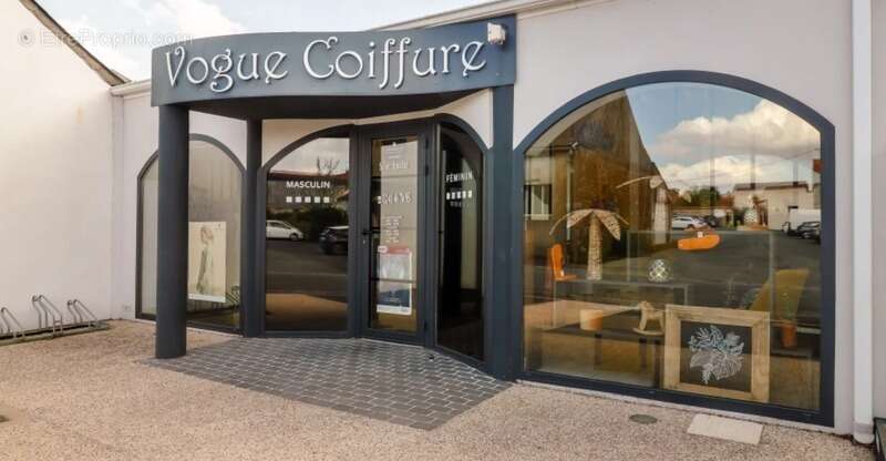 Commerce à SAINT-MACAIRE-EN-MAUGES