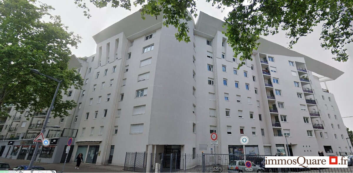 Parking à LYON-8E