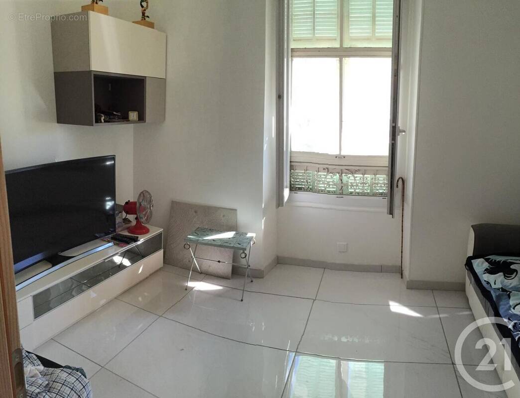 Appartement à SAINT-LAURENT-DU-VAR