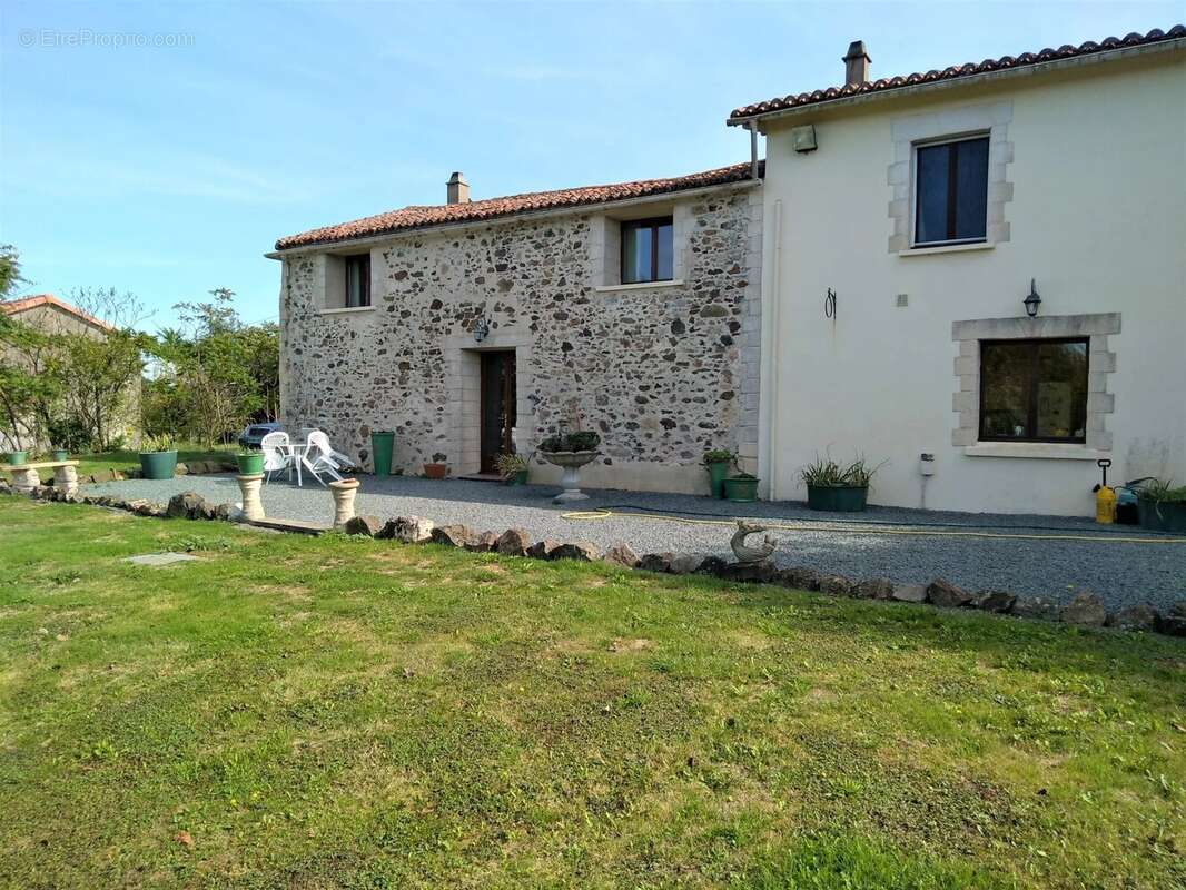 Maison à MONCOUTANT