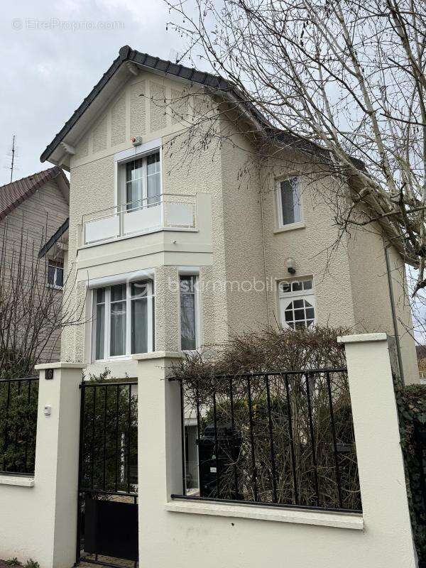 Maison à LA CELLE-SAINT-CLOUD