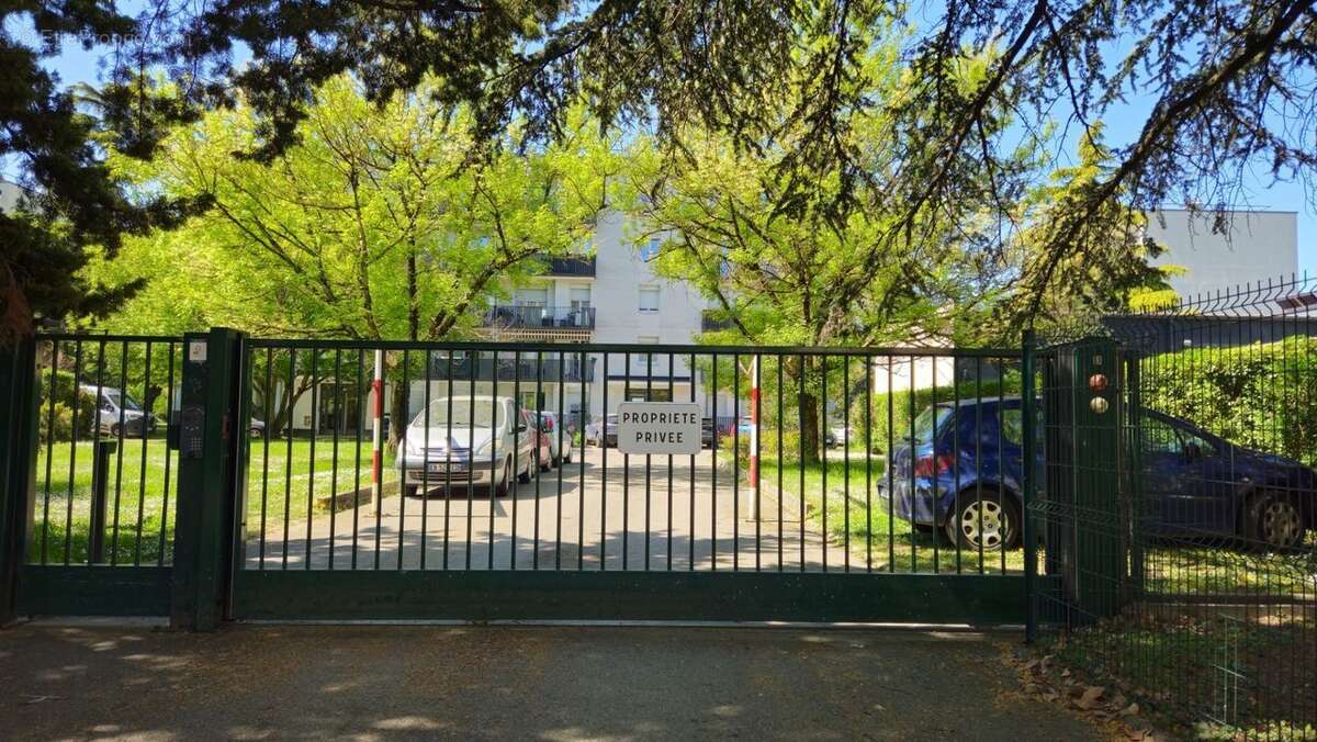 Parking à VAULX-EN-VELIN