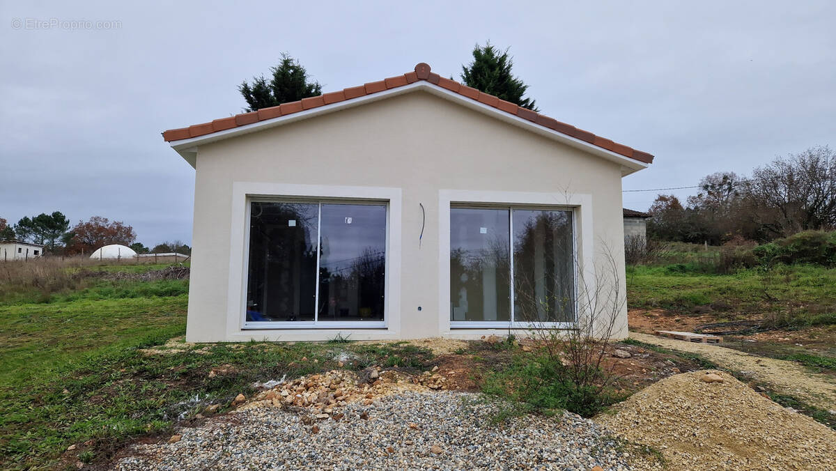 Maison à SAINT-PIERRE-DE-CHIGNAC