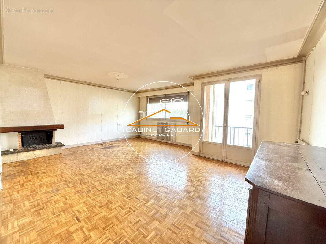Appartement à LES PONTS-DE-CE