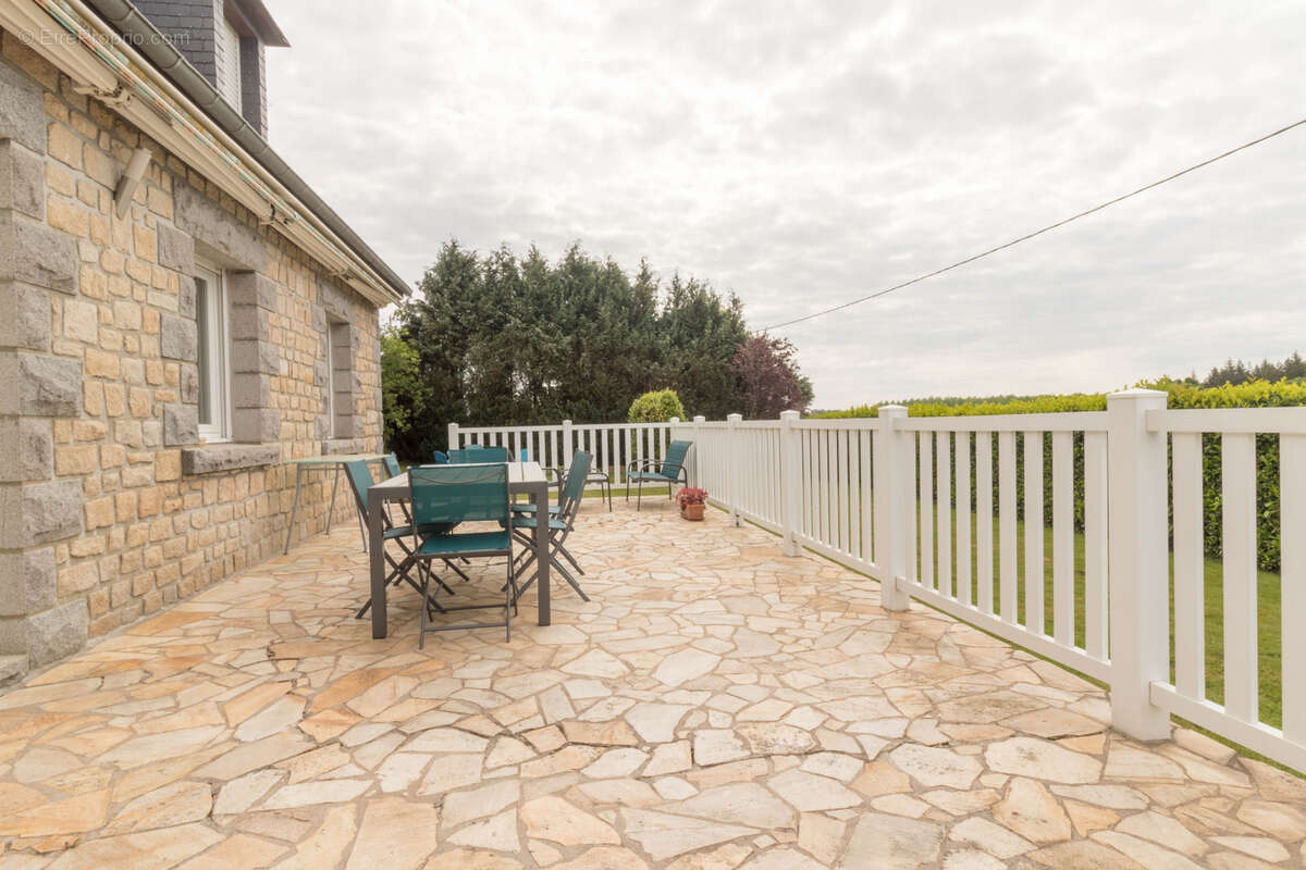 Maison à MONTOURS