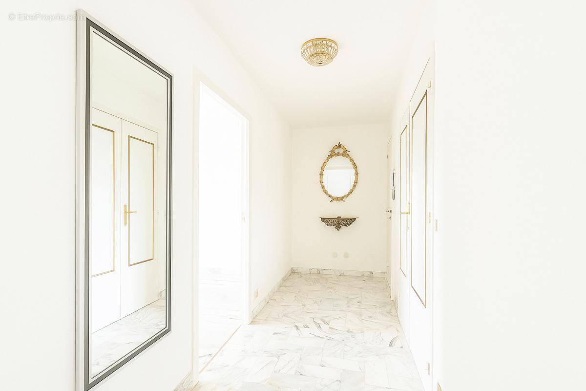 Appartement à SAINT-LAURENT-DU-VAR