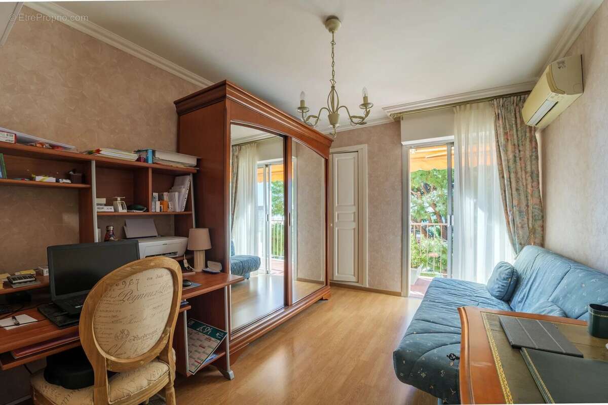 Appartement à SAINT-LAURENT-DU-VAR