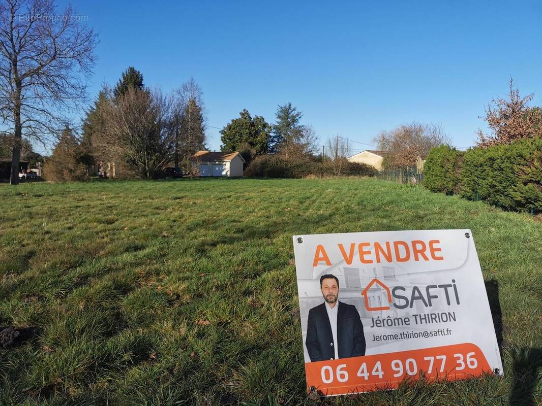 Photo 1 - Terrain à SAINT-SAVIN