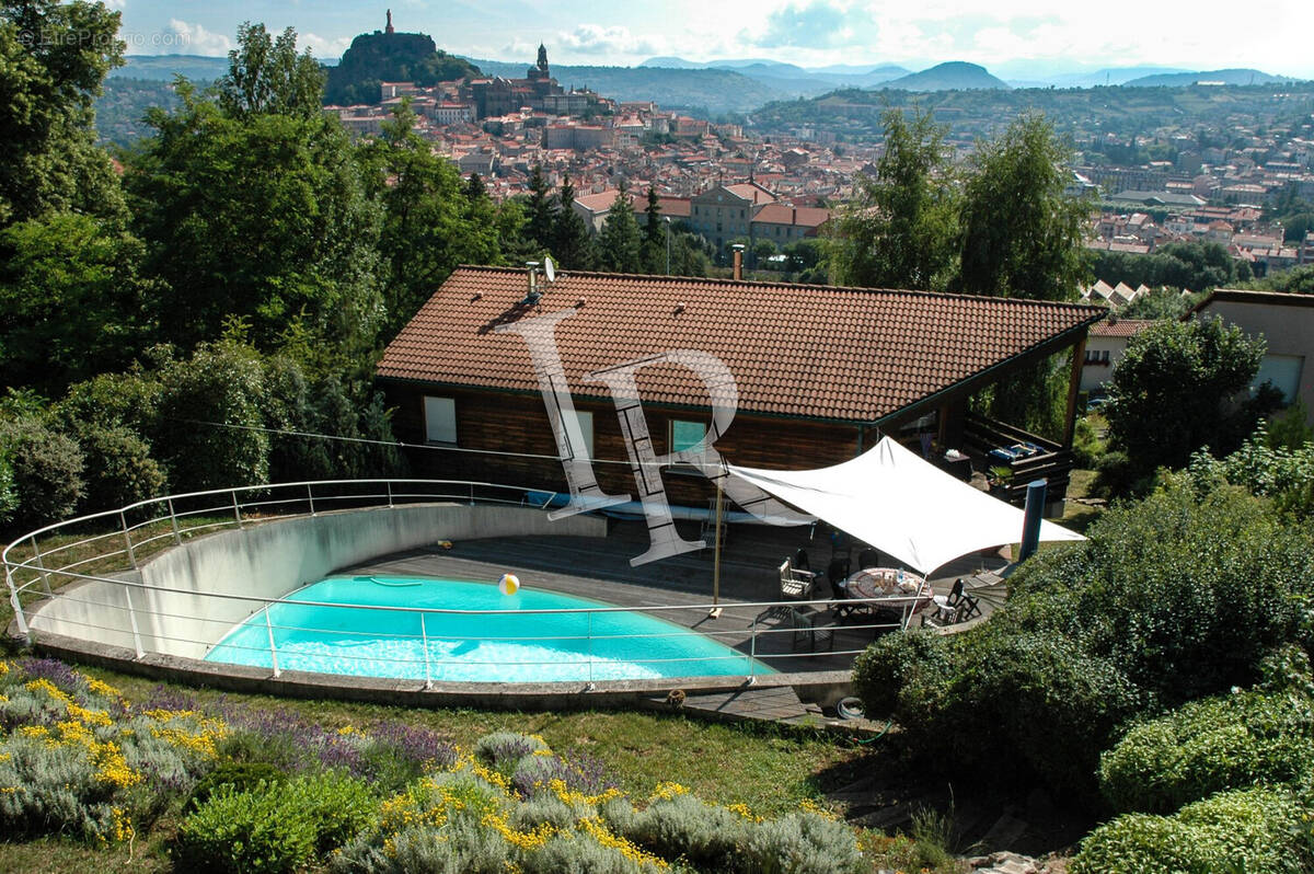 Piscine et vue sur les monuments du Puy en Velay - Maison à LE PUY-EN-VELAY