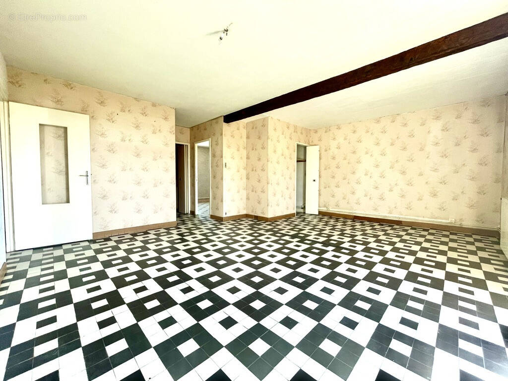 Appartement à BAGNOLS-SUR-CEZE
