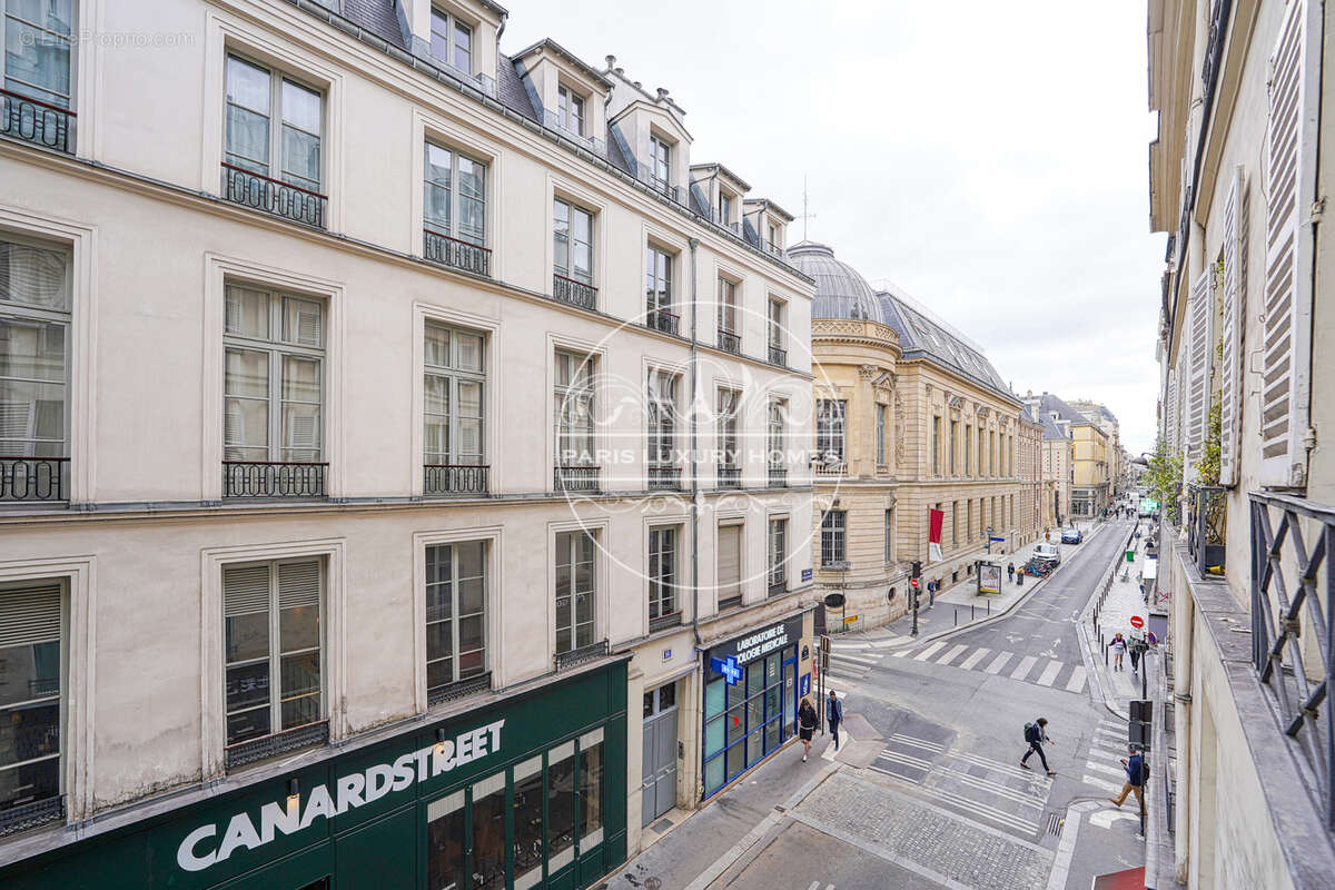 Appartement à PARIS-1E