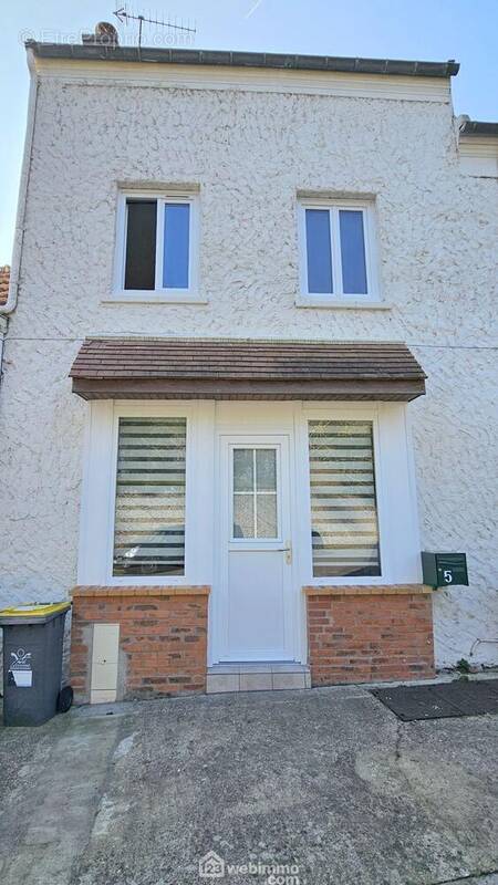 Venez découvrir cette belle maison de ville entretenue de 45 m². - Maison à MENNECY