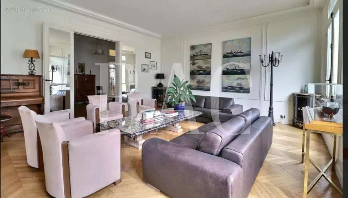 Appartement à PARIS-16E