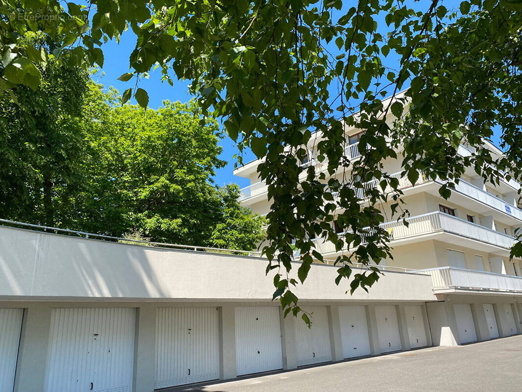 Appartement à LES CLAYES-SOUS-BOIS
