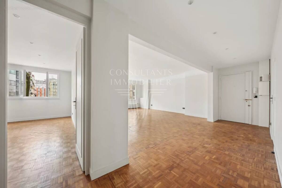 Appartement à PARIS-16E