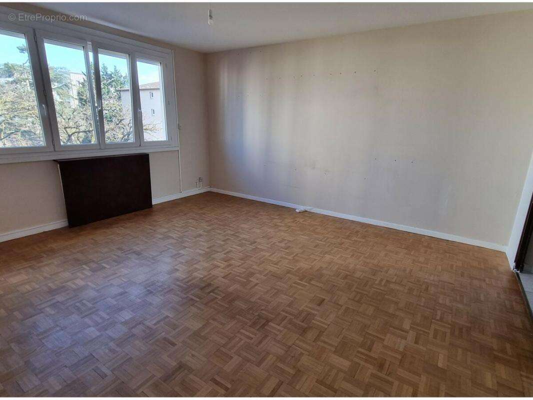 Appartement à DECINES-CHARPIEU