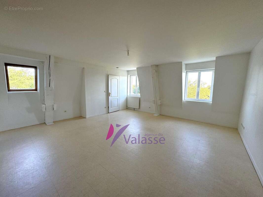 Appartement à GRUCHET-LE-VALASSE