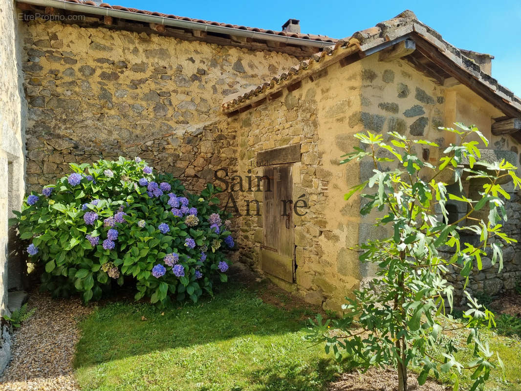 Maison à CHAMPNIERS-ET-REILHAC
