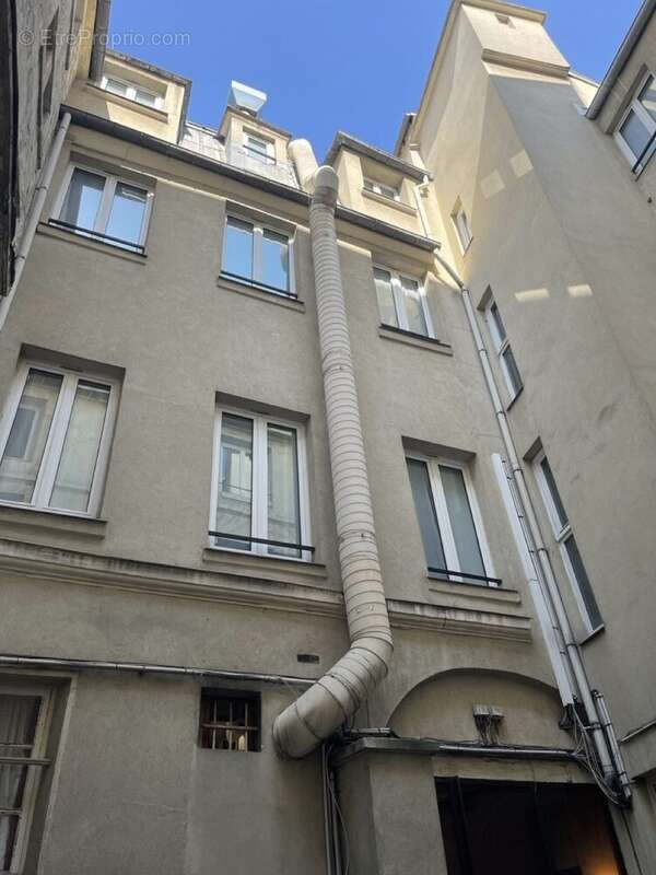 Autre à PARIS-6E
