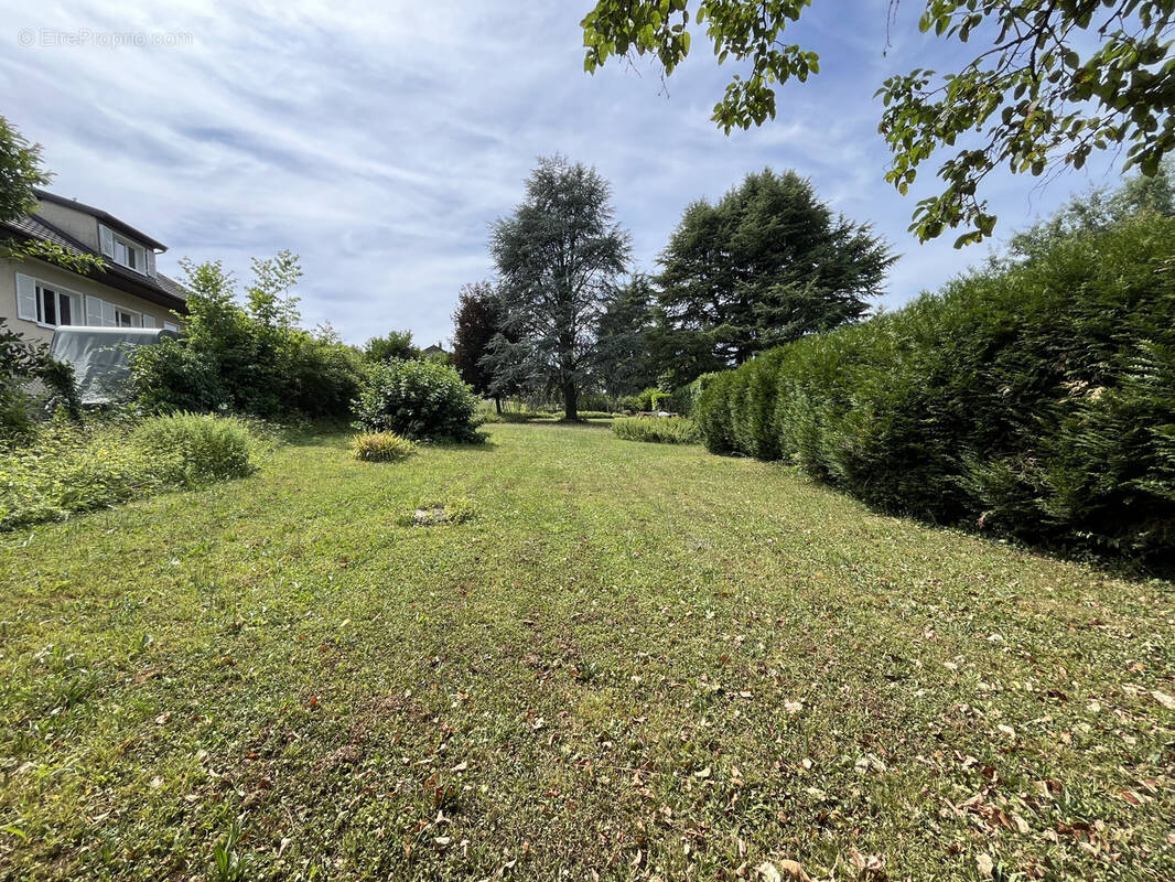 Terrain à CHALLES-LES-EAUX