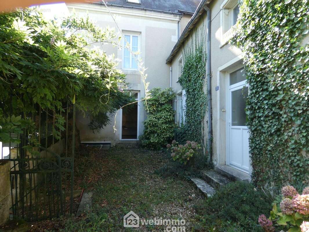 Au-delà d&#039;une grille en fer forgé, une cour d&#039;accueil donne accès à : - Maison à ARCHIGNY