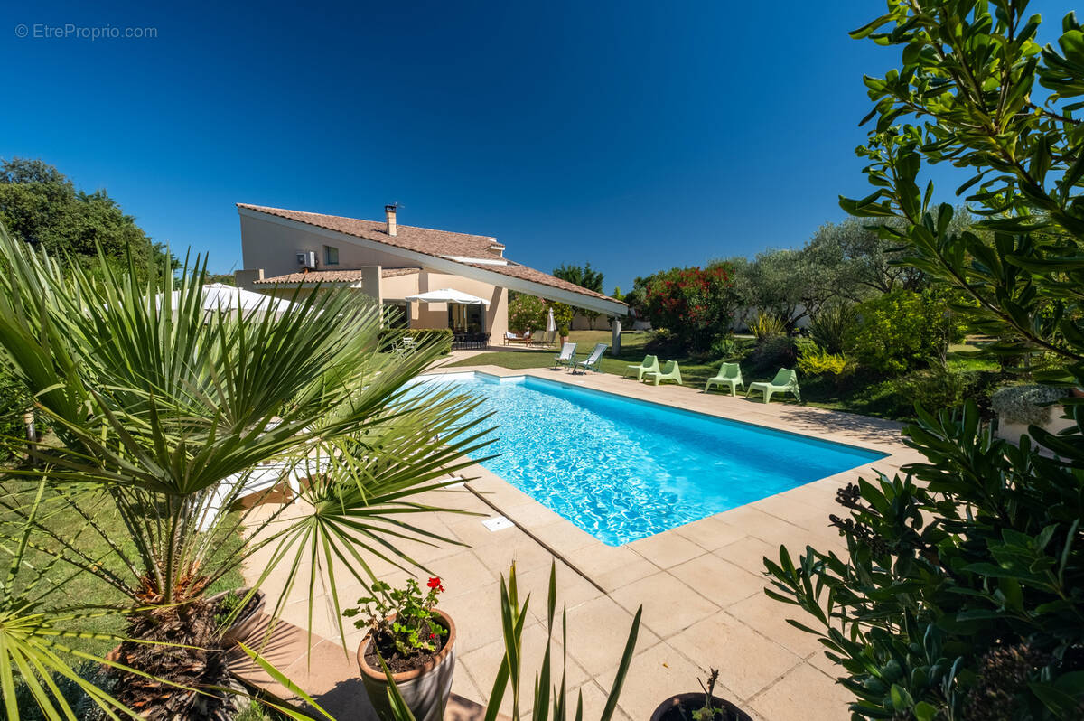 Maison à LA ROQUE-SUR-PERNES