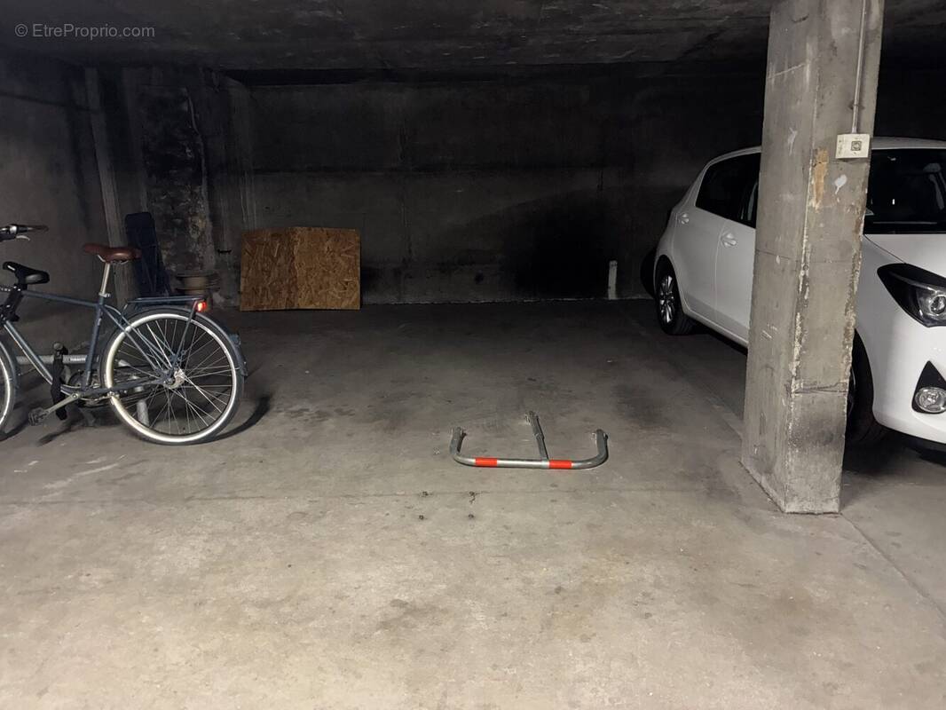 Parking à PARIS-11E