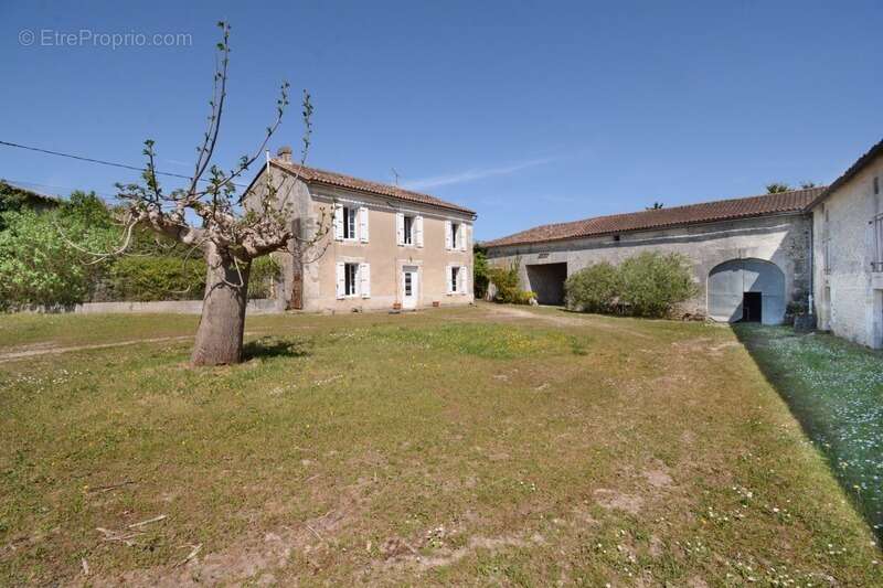 Maison à HIERSAC