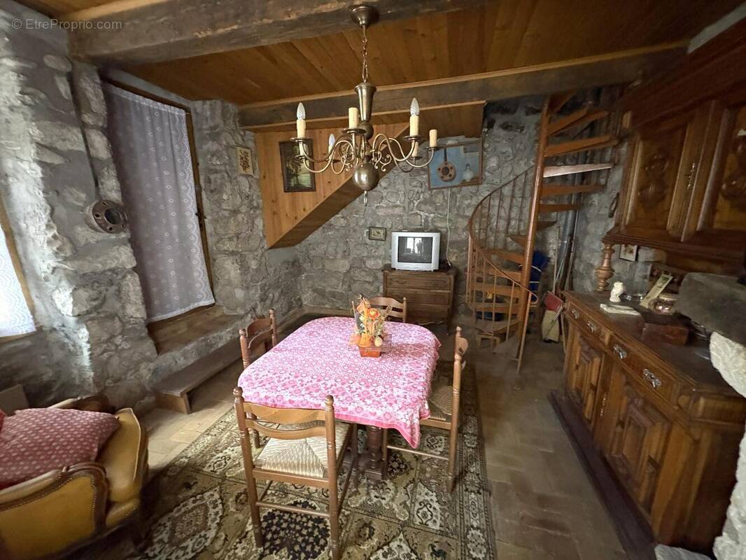 Maison à MONTPEZAT-SOUS-BAUZON