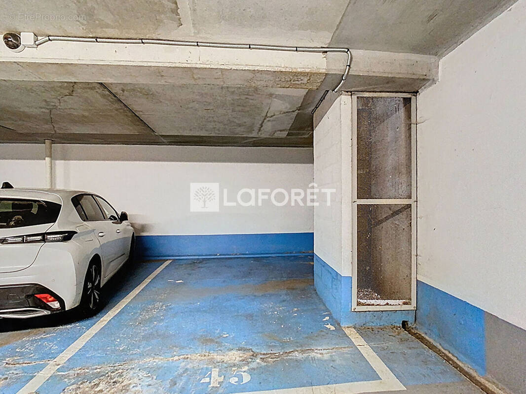 Parking à PARIS-15E