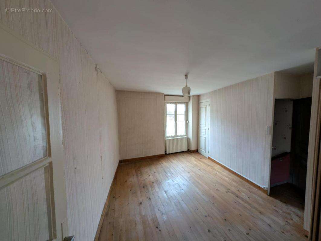 Maison à AVOISE