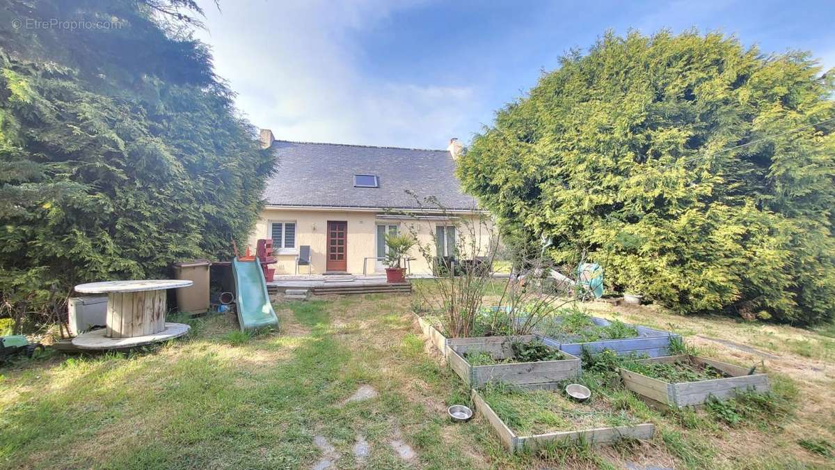 Maison à LA CHAPELLE-DE-BRAIN