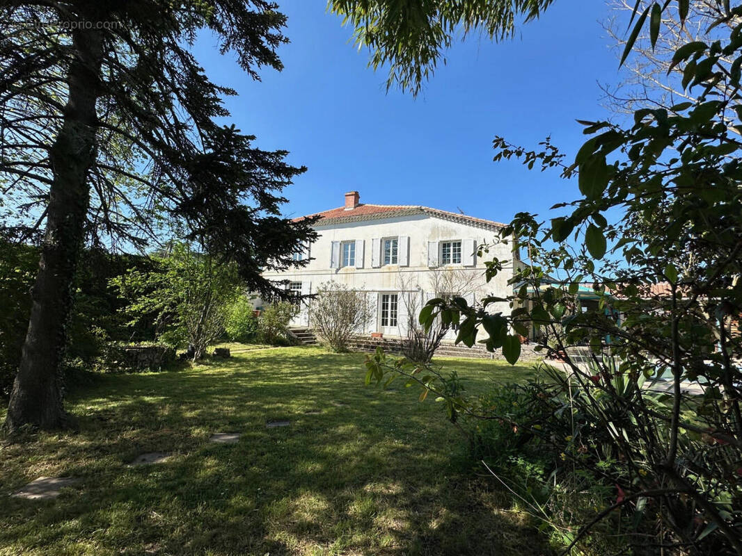 A VENDRE MAISON DE VILLE A VIC FEZENSAC - Maison à VIC-FEZENSAC