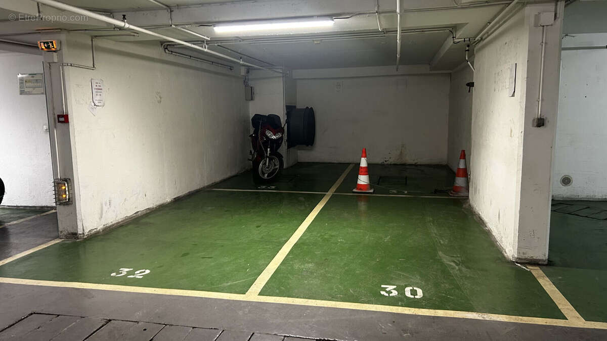 Photo 3 - Parking à PARIS-1E