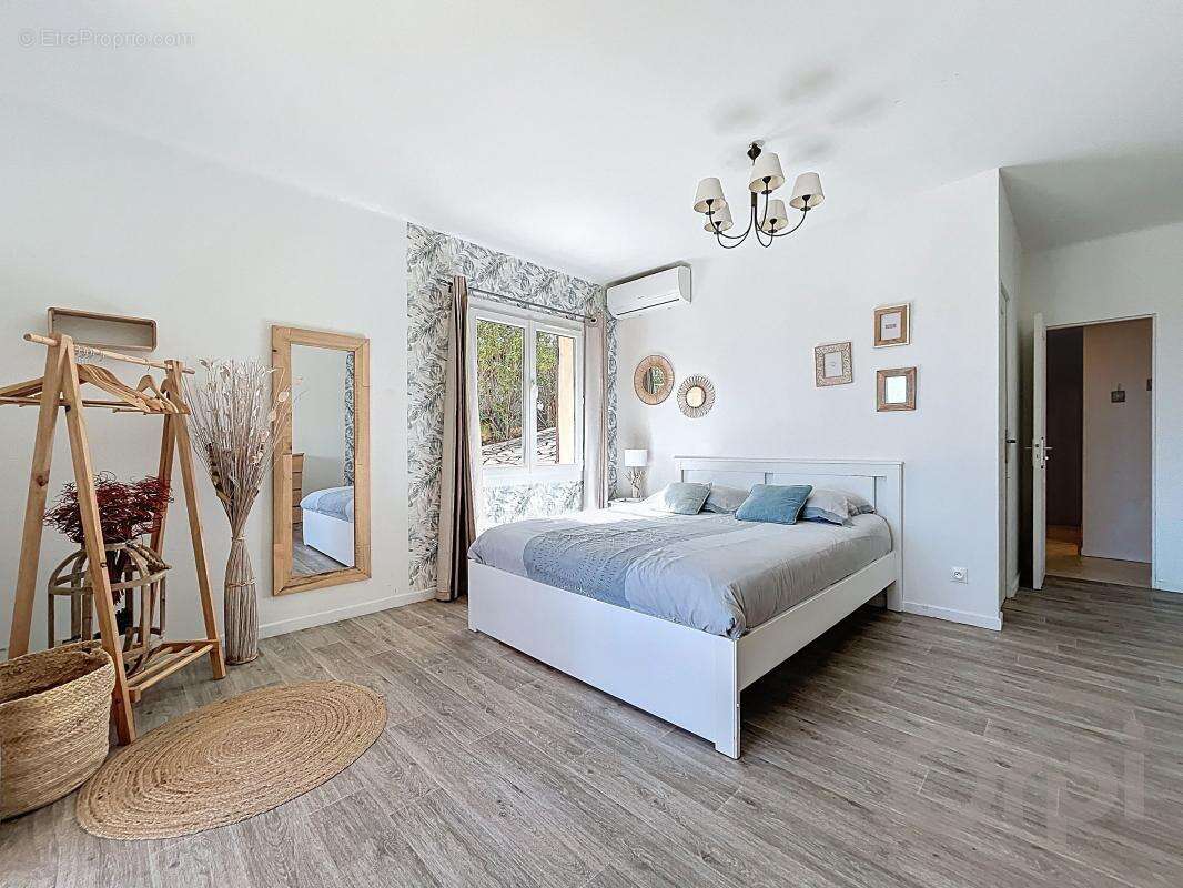 Maison à ROQUEBRUNE-SUR-ARGENS
