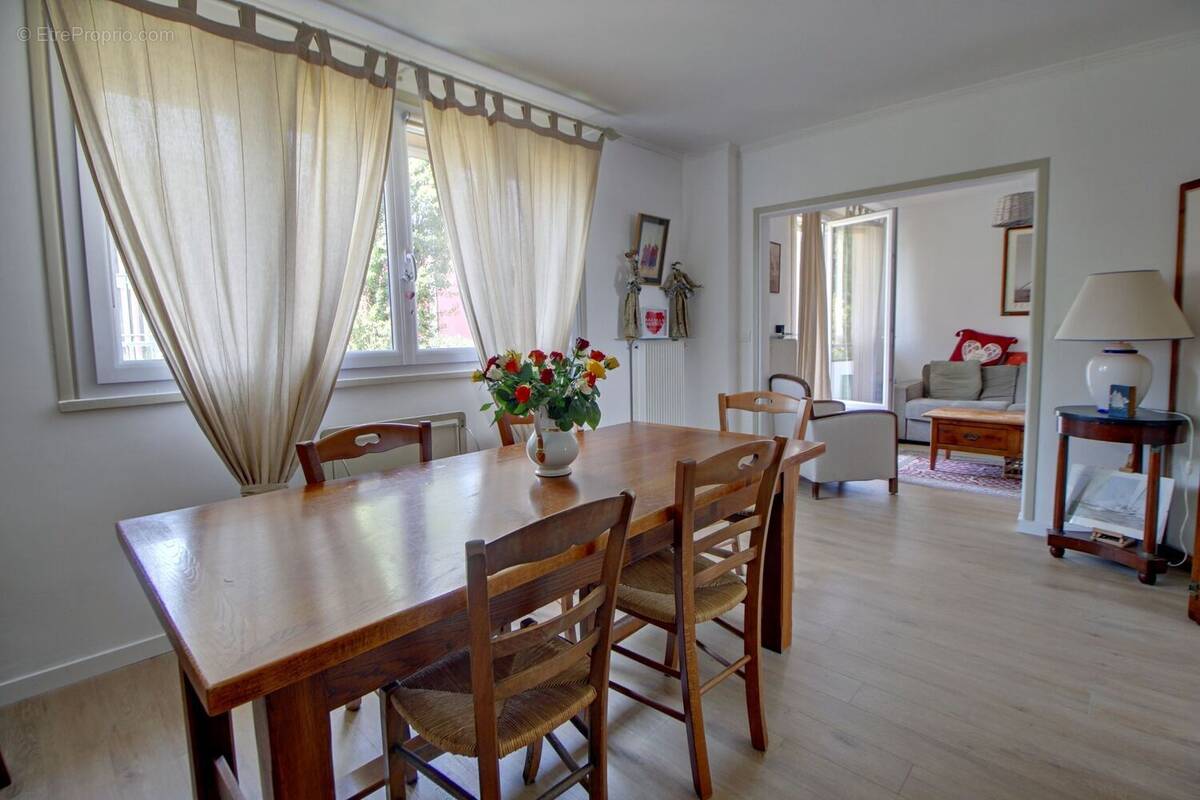 Appartement à LES CLAYES-SOUS-BOIS