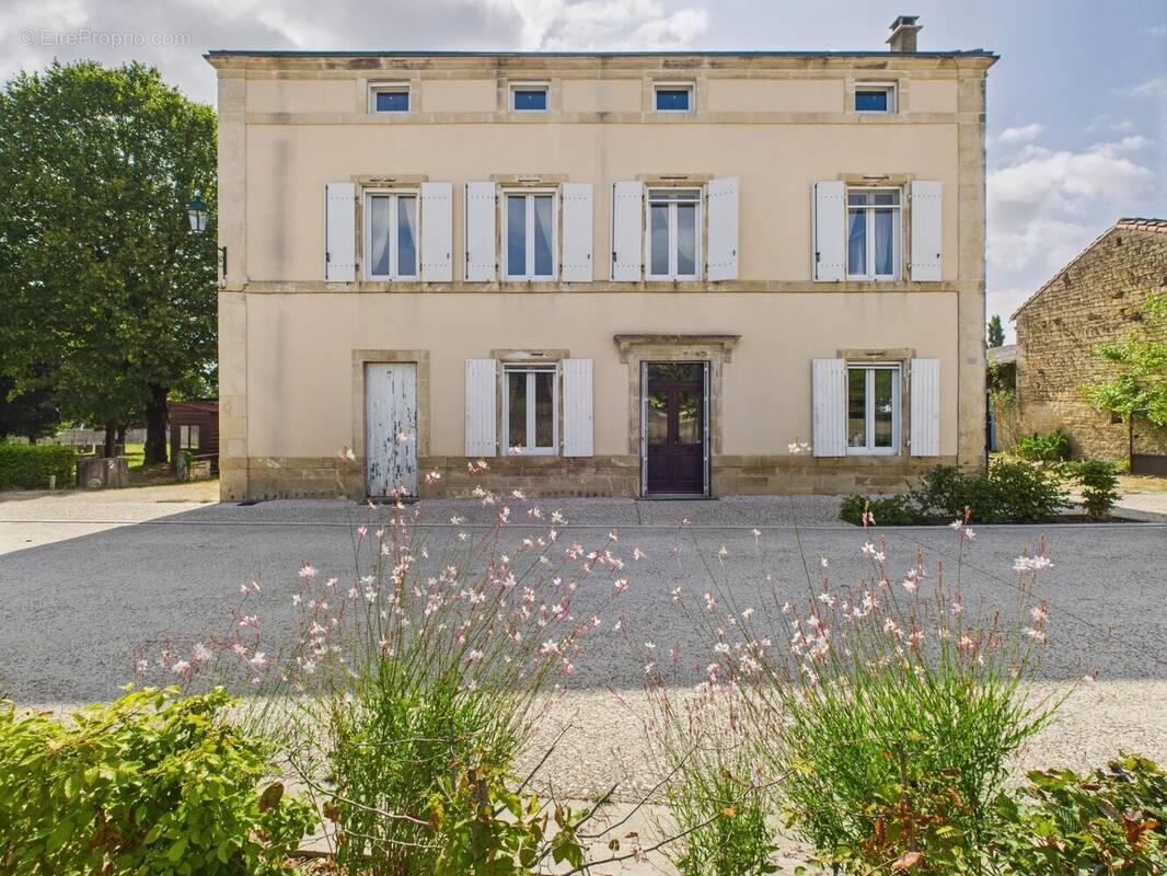 Maison à COURCOME