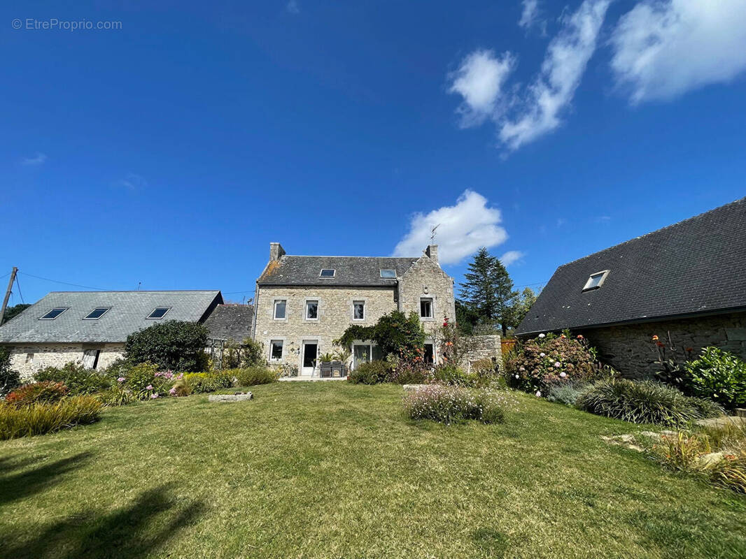Maison à PLOUGOULM