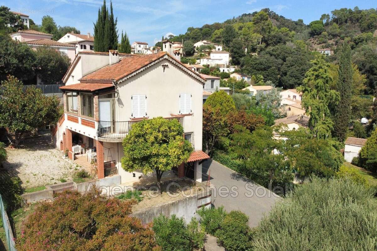 Maison à LA ROQUETTE-SUR-SIAGNE