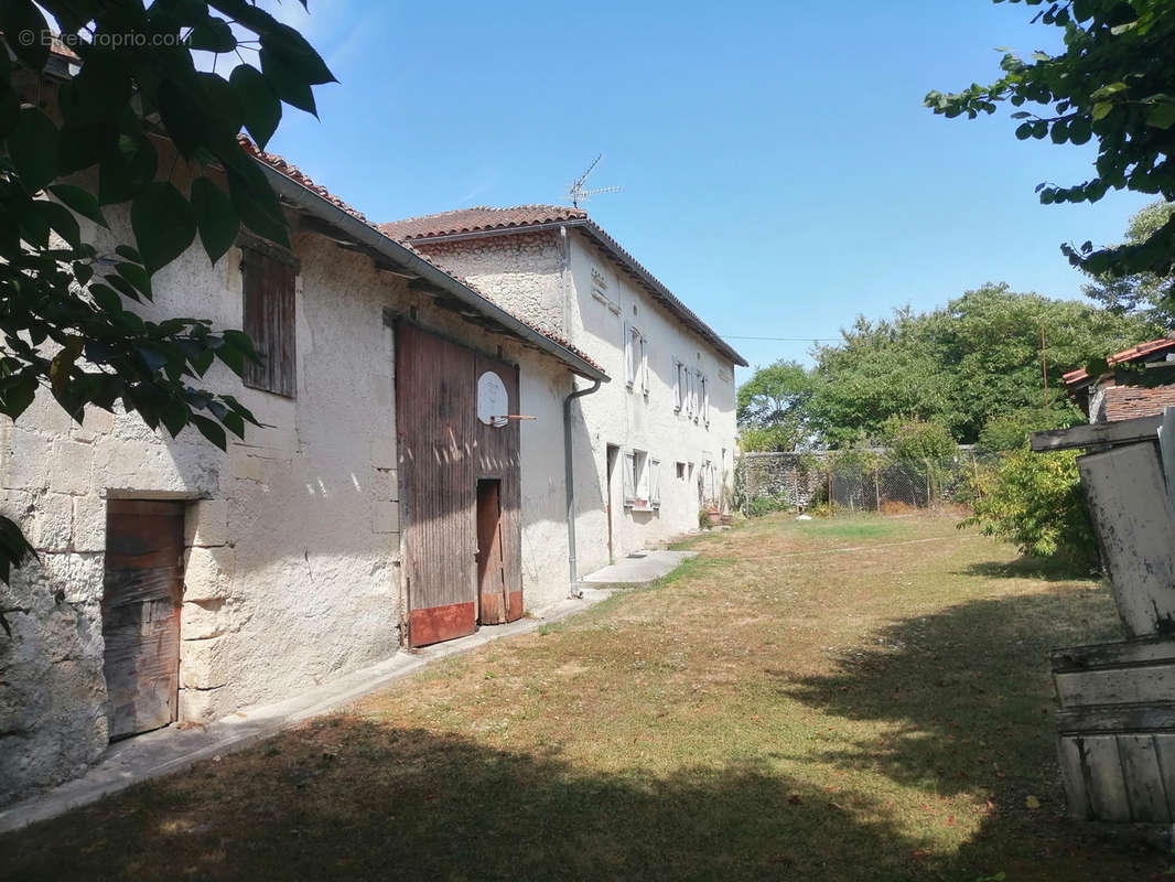 Maison à LUSIGNAC