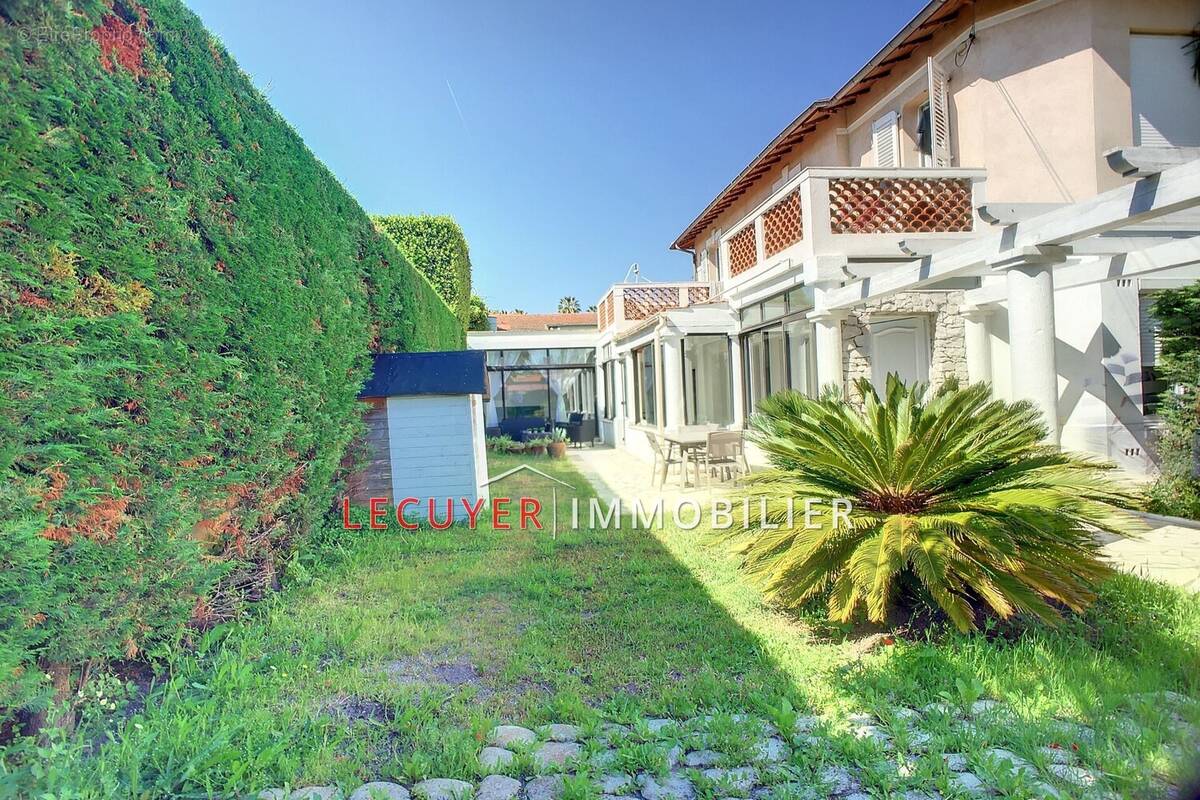 Appartement à VALLAURIS