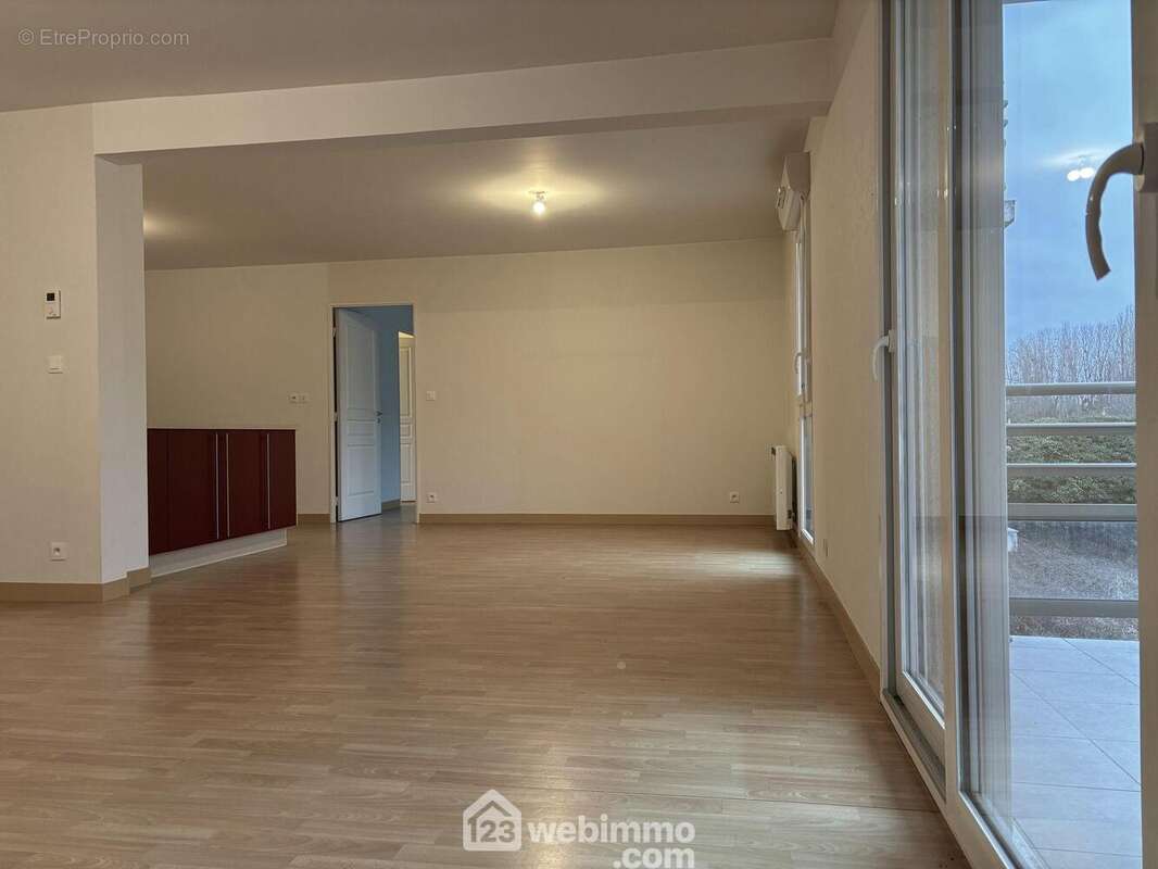 Il communique avec... - Appartement à CHASSENEUIL-DU-POITOU