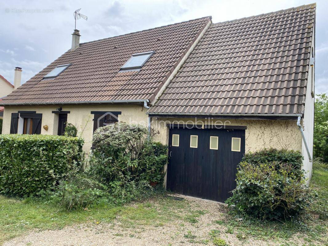 Maison à CHERISY