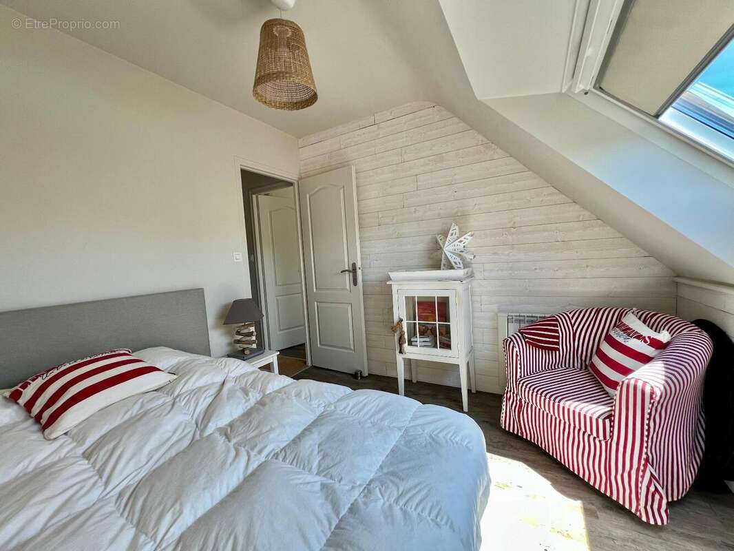   - Maison à ECOUFLANT