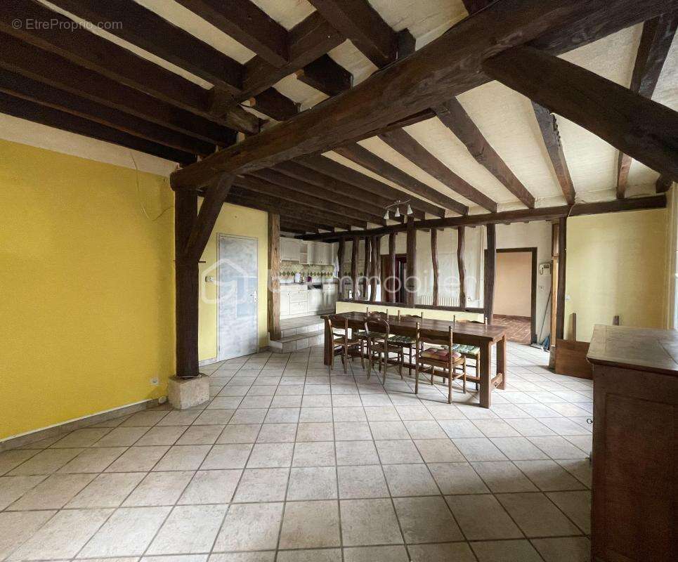Maison à GIFFAUMONT-CHAMPAUBERT