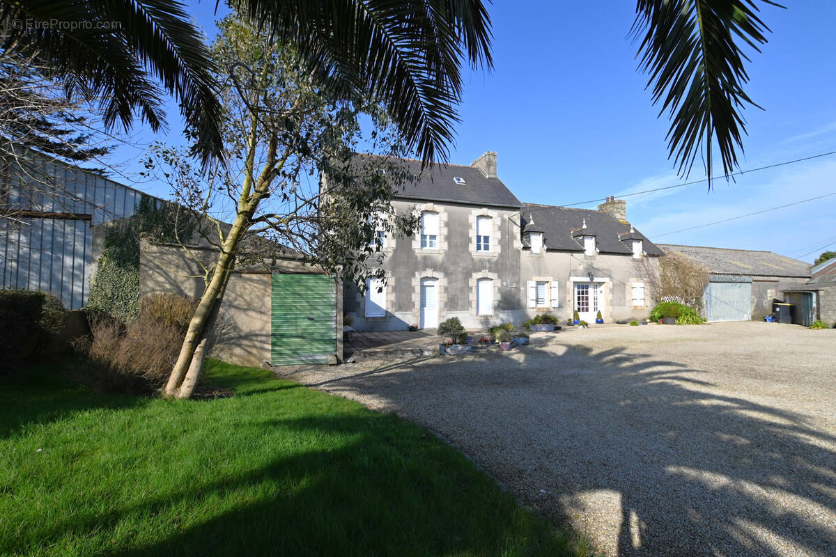 Maison à PLOUGOULM