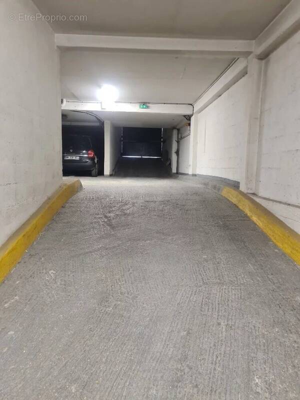 Parking à PARIS-20E